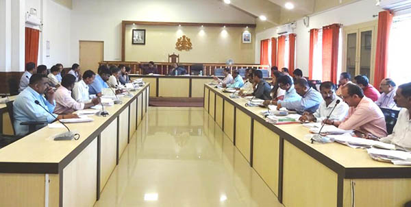 ಮಡಿಕೇರಿ: ಕಂದಾಯ ಇಲಾಖೆ ಅಧಿಕಾರಿಗಳ ಸಭೆ